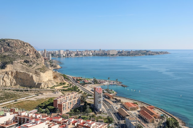 Hohe Winkelansicht einer Stadt auf dem Körper des Meeres in Spanien