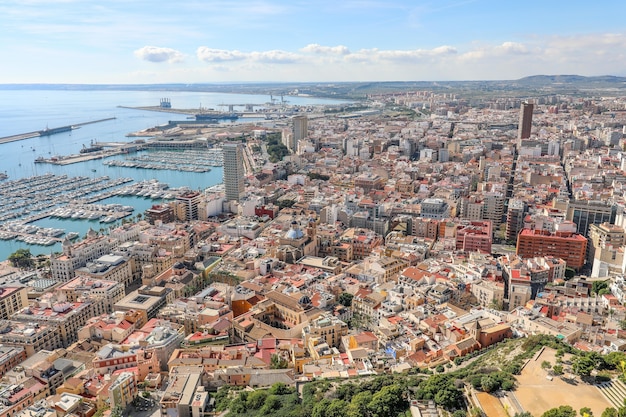 Hohe Winkelansicht einer Stadt auf dem Körper des Meeres in Spanien