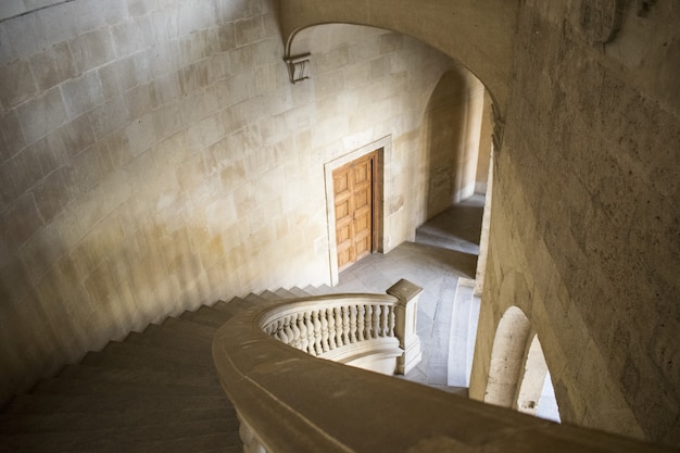 Kostenloses Foto hohe winkelaufnahme der weißen treppen innerhalb eines gebäudes