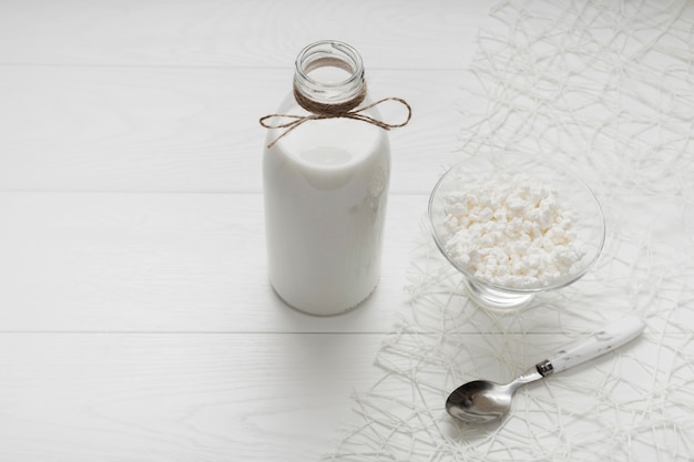 Hohe Winkelflasche frische Milch mit Exemplarplatz