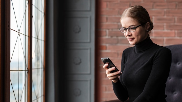 Kostenloses Foto hohe winkelfrau, die telefon verwendet