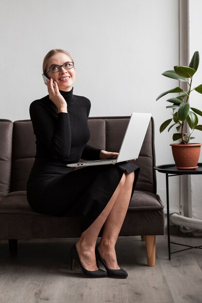 Hohe Winkelfrau, die über Telefon spricht