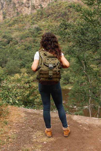 Hohe Winkelfrau mit dem Rucksack bereit zu erforschen