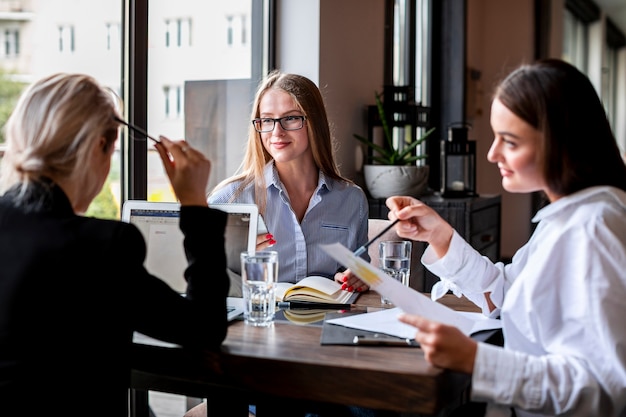 Hohe Winkelfrauen am Büro, das zusammen plant