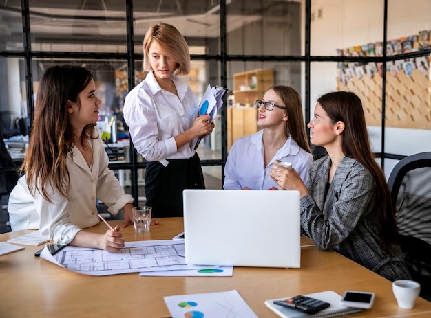 Hohe Winkelfrauen, die bei der Sitzung arbeiten