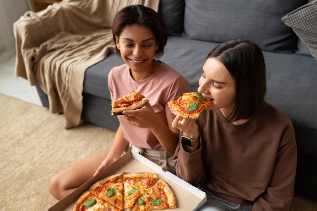 Hohe Winkelfrauen, die köstliche Pizza essen