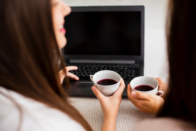 Kostenloses Foto hohe winkelfrauen zu hause unter verwendung des laptops