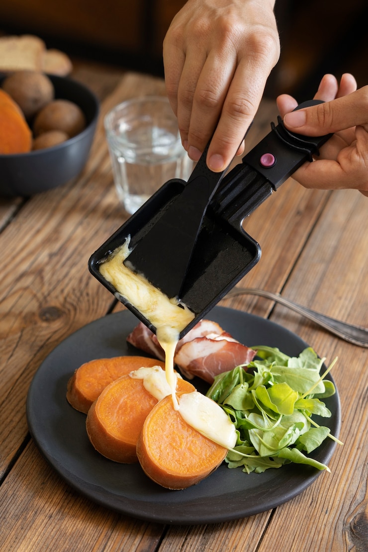 Kostenlose Foto hohe winkelhände, die käse auf lebensmittel legen