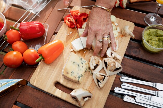 Hohe Winkelhände, die Käse schneiden