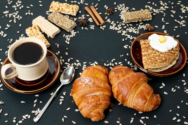 Hohe Winkelkornnahrungsmittelzusammenstellung mit Kaffee auf einfachem Hintergrund