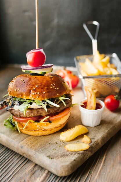 Hohe Winkelnahaufnahme des Burgers und der Fischrogen auf hölzernem Brett