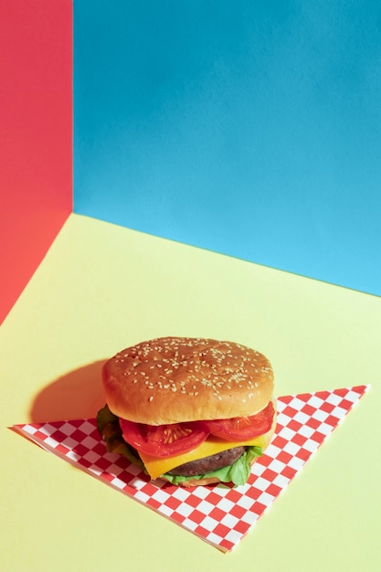 Hohe Winkelsammlung mit köstlichem Burger auf grüner Tabelle