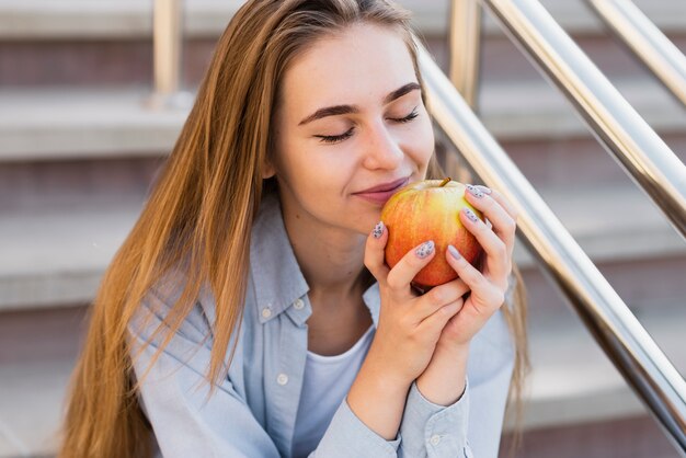 Hohe Winkelschönheit, die Apfel hält