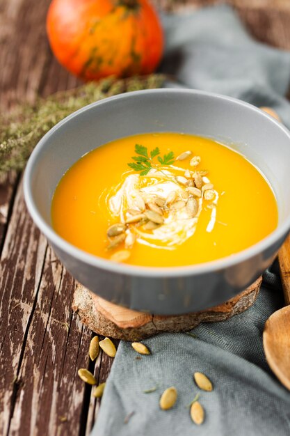 Hohe Winkelschüssel köstliche Sahnesuppe