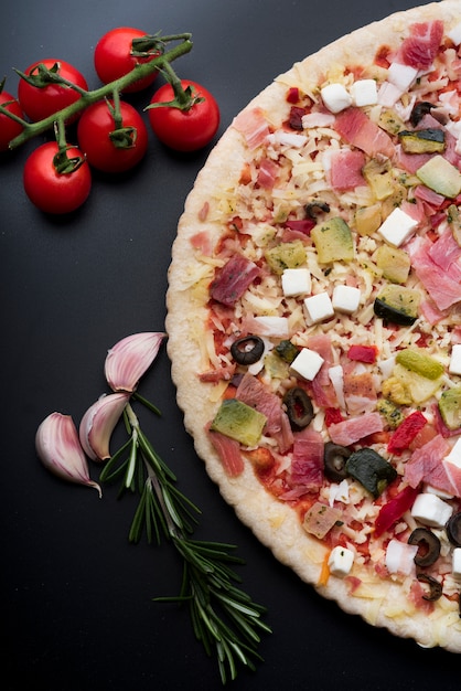 Hohe Winkelsicht der geschmackvollen italienischen Pizza über Küche worktop