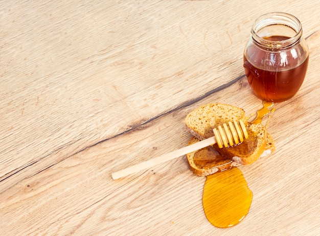 Hohe Winkelsicht des Brotes und des Honigs mit Honigschöpflöffel