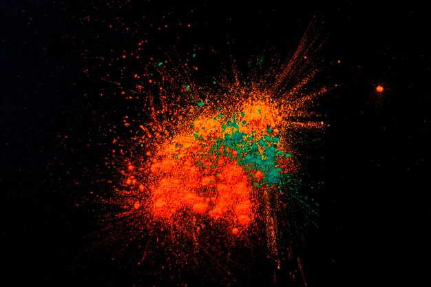 Hohe Winkelsicht des farbigen Pulvers auf Hintergrund des dunklen Schwarzen