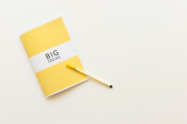 Hohe Winkelsicht des großen Ideentagebuches mit Stift auf weißem Hintergrund