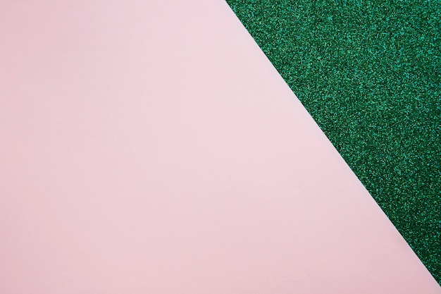 Hohe Winkelsicht des rosa Papppapiers auf grünem Teppich