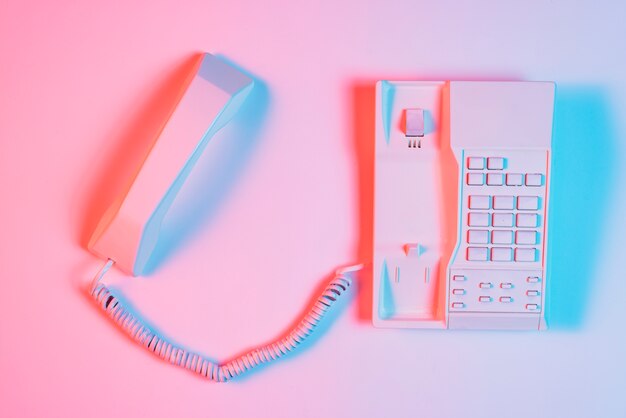 Hohe Winkelsicht des rosa Retro- Festnetztelefons mit Empfänger