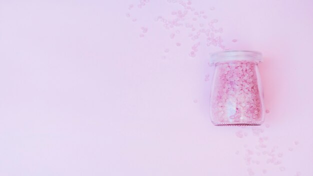 Hohe Winkelsicht des Salzglases auf purpurrotem Hintergrund