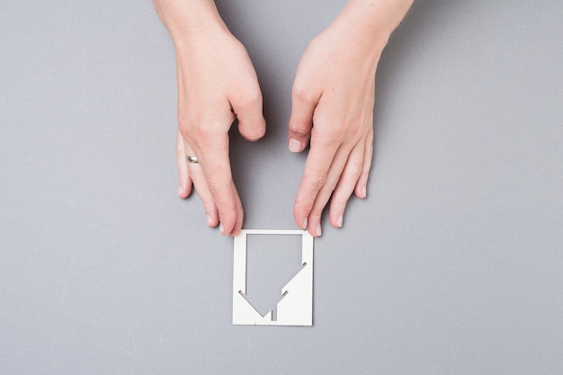 Hohe Winkelsicht des weibliche Handrührenden Hausausschnitts auf grauem Hintergrund