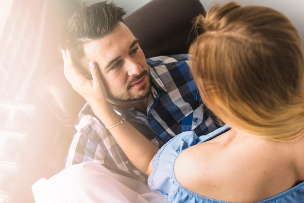 Hohe Winkelsicht eines jungen Paares