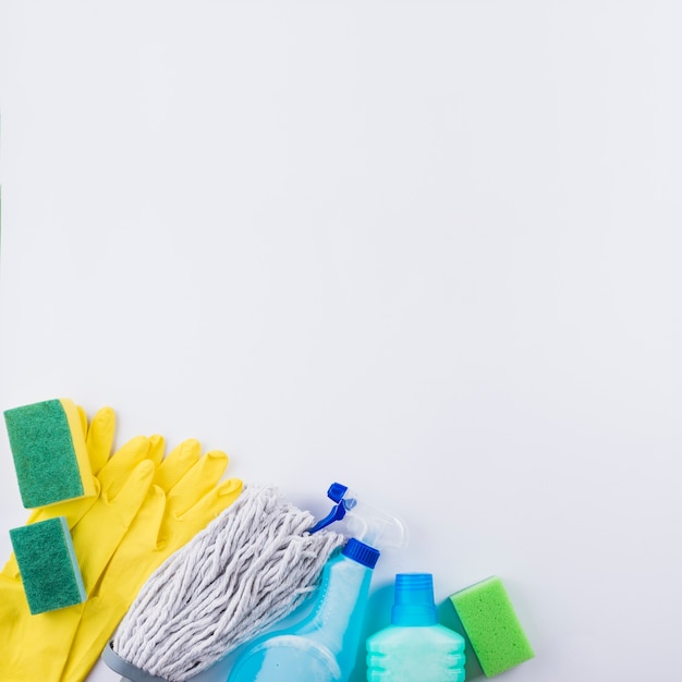 Hohe Winkelsicht von Reinigungsprodukten auf grauem Hintergrund