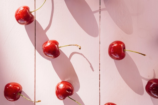 Kostenloses Foto hohe winkelsicht von roten kirschen auf hölzerner planke