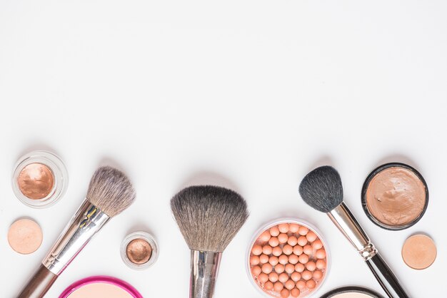 Hohe Winkelsicht von verschiedenen kosmetischen Produkten auf weißem Hintergrund