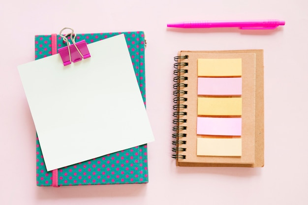 Hohe Winkelsicht von verschiedenen Schreibwaren auf rosa Hintergrund
