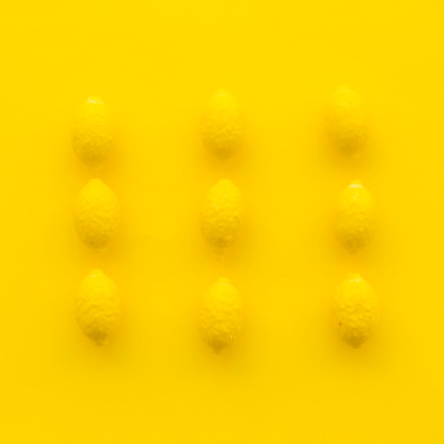 Hohe Winkelsicht von Zitronensüßigkeiten auf gelber Oberfläche