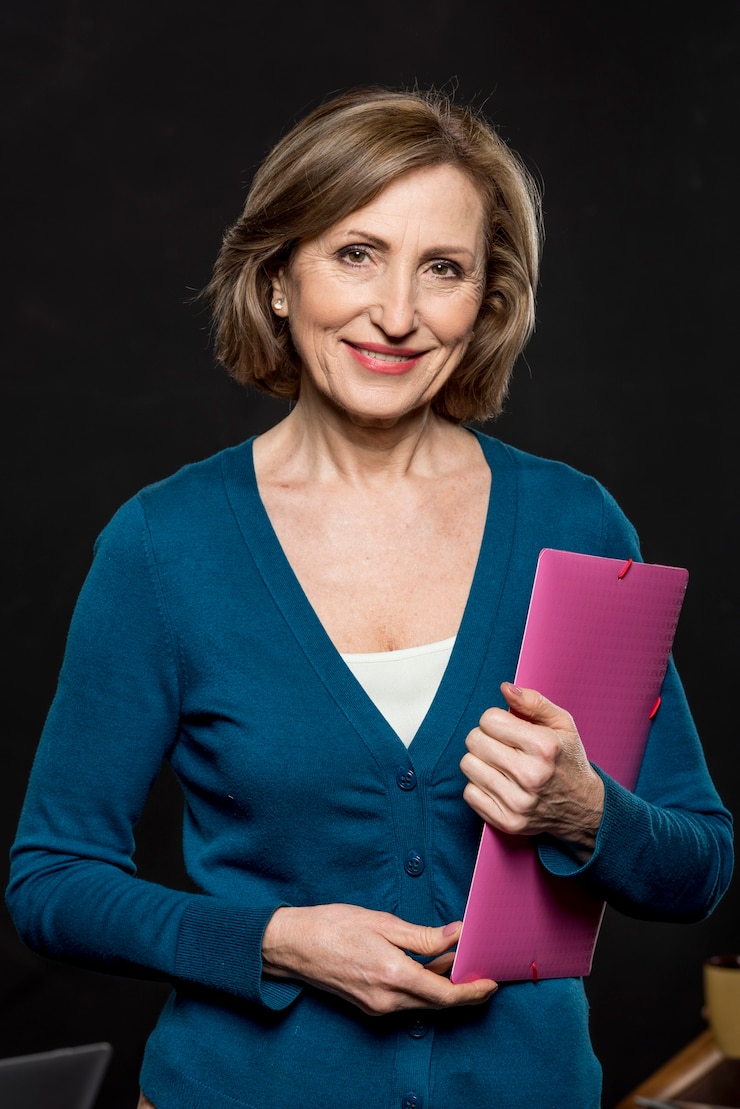 Kostenlose Foto hohe winkelsmileyfrau mit karte