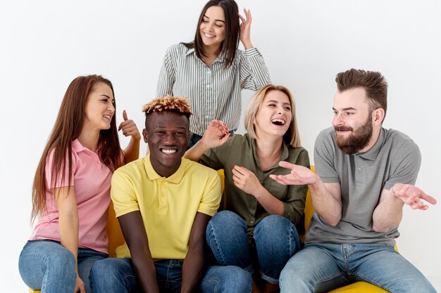 Hohe Winkelsmileyfreunde auf Couch