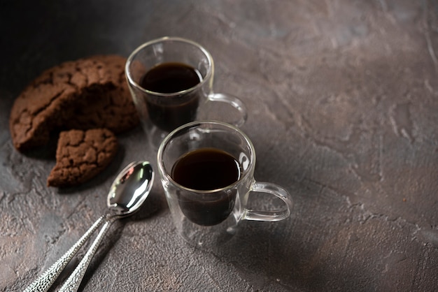 Kostenloses Foto hohe winkeltassen kaffee mit plätzchen