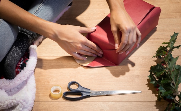 Kostenloses Foto hohe winkelverpackungsgeschenktradition auf weihnachten