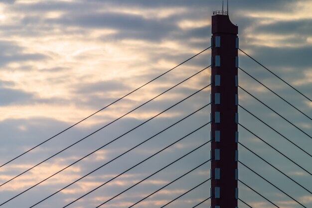 Hoher Abschnitt eines modernen Kabels blieb Brücke am Himmel Hintergrund