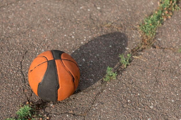 Hoher Ansichtbasketball auf Asphalt