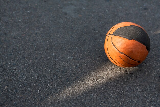 Hoher Ansichtbasketball auf Asphalt