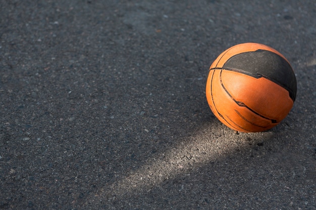 Hoher Ansichtbasketball auf Asphalt