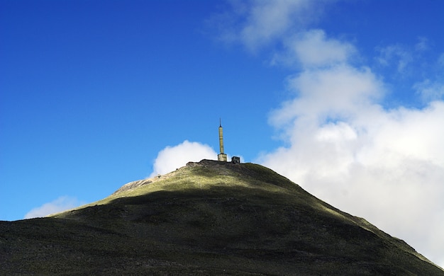 Hoher Bau auf der Spitze eines Hügels bei Tuddal Gaustatoppen, Norwegen