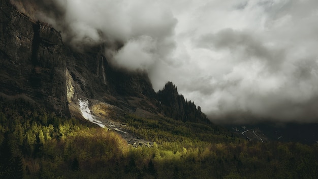 Hoher Berg bedeckt mit weißen dicken Wolken