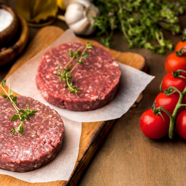 Hoher Fleischwinkel mit Tomaten und Kräutern