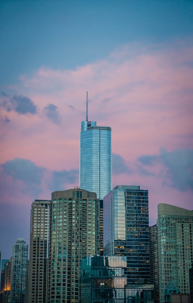 Kostenlose Foto hoher geschäftsgebäude-wolkenkratzer in chicago, usa, mit schönen rosa wolken im blauen himmel
