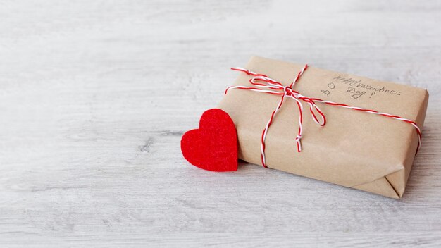 Hoher Geschenkwinkel mit Herz- und Kopienraum für Valentinstag