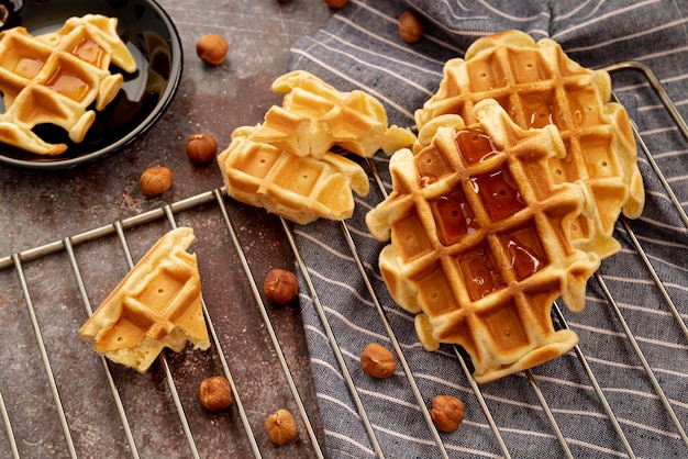 Kostenloses Foto hoher honigwinkel auf waffeln mit haselnüssen