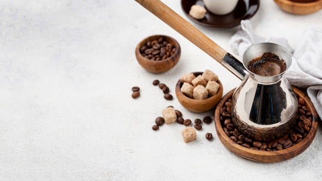 Kostenloses Foto hoher kaffeewinkel mit kopierraum