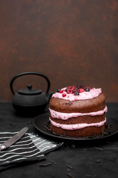 Hoher Kuchenwinkel mit Kopierraum und Teekanne