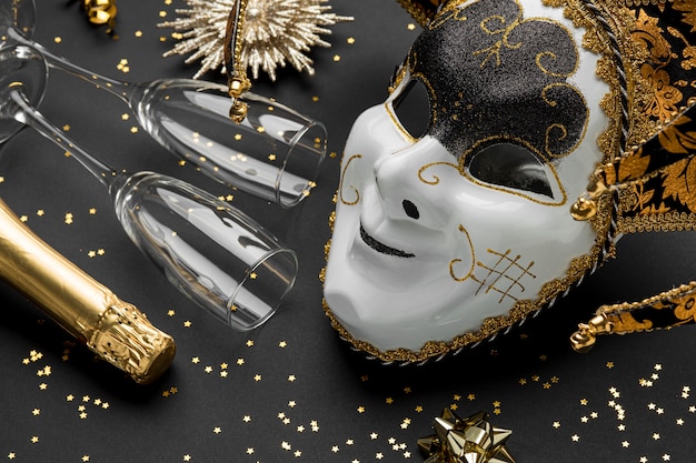 Hoher Maskenwinkel für Karneval mit Glitzer- und Champagnergläsern