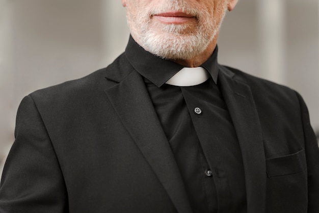 Kostenloses Foto hoher priester in der kirche mit kostüm hautnah